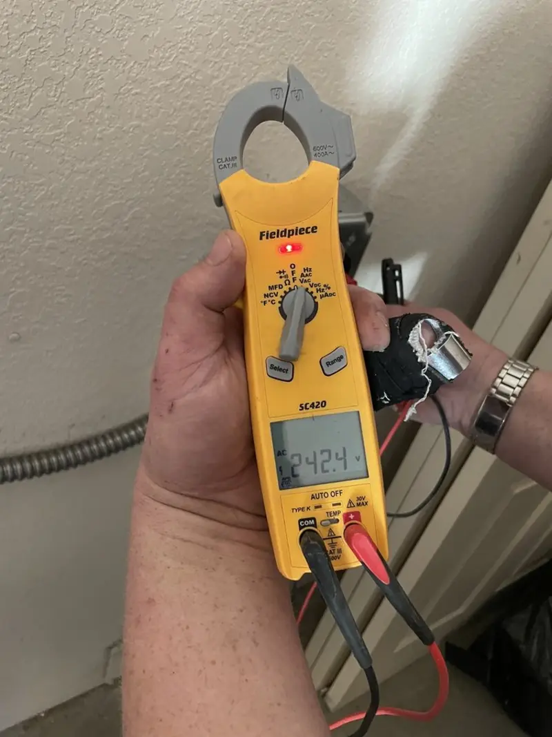 Voltage testing with clamp meter during Generator Installation in Gering